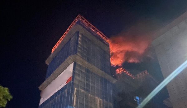 新北市三重區15日晚間發生工地建案火警，火勢延燒猛烈。圖／翻攝自臉書社團