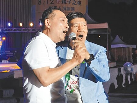 
國民黨總統參選人侯友宜（左）15日出席永和仲夏夜之夢「民歌之夜」活動，和歌手施孝榮（右）合唱「拜訪春天」。（姚志平攝）
