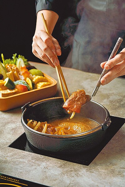 Extension 1 by橘色專屬「兼容式」壽喜燒吃法,品嘗先煎炙後燒煮的雙重享受。(橘色餐飲集團提供)