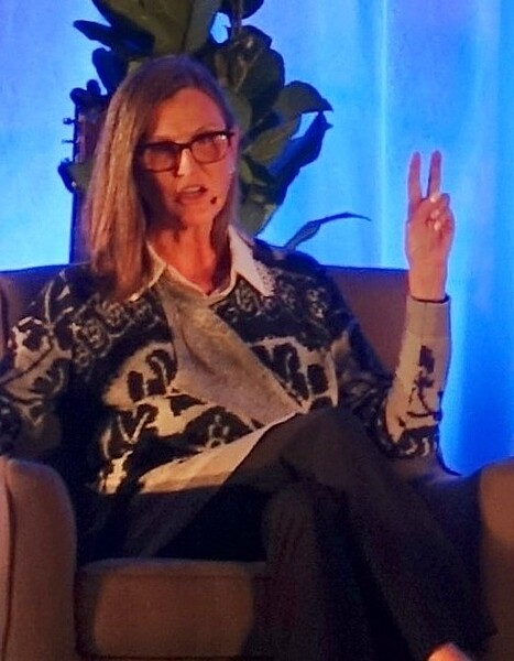 有「女股神」之稱的方舟投資創辦人伍德表示,聯準會(Fed)已大幅提高利率,如今美國通縮威脅近在眼前,將迫使Fed調整政策。圖/維基百科