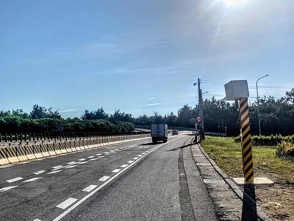 台61線西濱快速公路苗栗縣後龍施工路段速限為50公里,警方在南下105.3公里處增設的測速照相固定桿,昨天起執法。圖/苗栗縣警局提供
