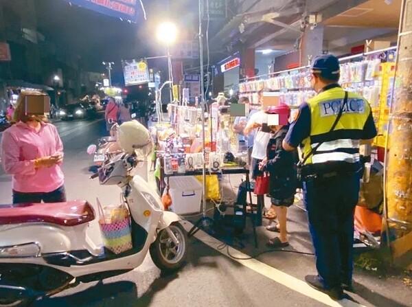 屏東縣潮州夜市攤販頻遭檢舉，警方獲報到場處理，近日已取締超過20件。圖／警方提供
