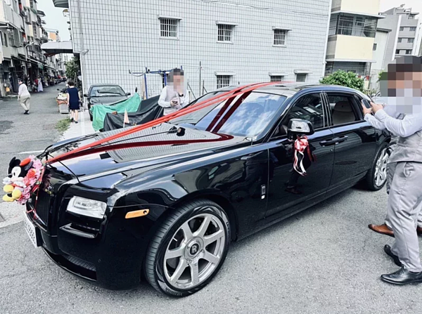 南部知名車商娶媳婦,找來12台超跑豪車、豪車助陣,其中主禮車為破3000萬的勞斯萊斯幻影。永恆婚禮顧問公司提供