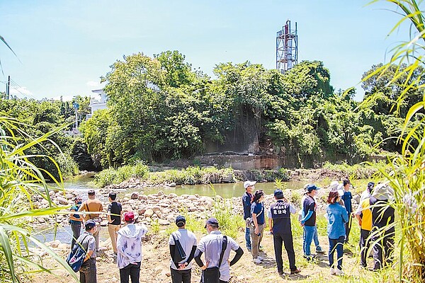 鳳山溪汙染事件，二河局和環保局到現場會勘時，對汙染底泥如何清除毫無共識。（民眾提供／邱立雅新竹傳真）