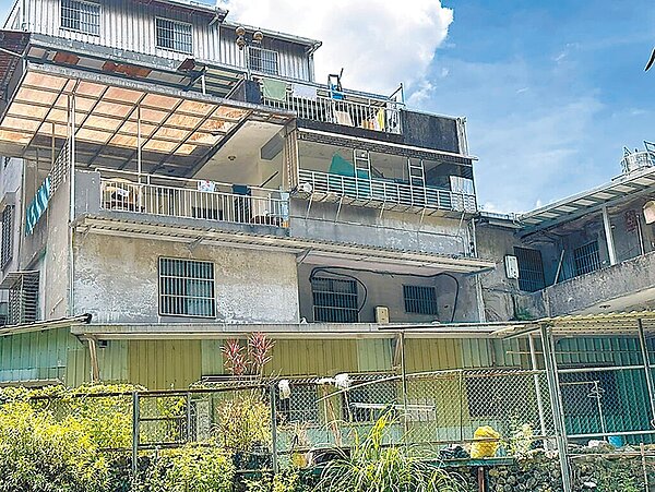 汐止居民拍下黃國昌位於水源路上的透天厝,不僅5樓加蓋鐵皮屋,後陽台還侵占國有土地。(民眾提供/高鈞麟新北傳真)