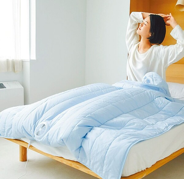 日本ATEX SOYO快眠風扇涼被,5280元,內建極輕巧風扇可循環涼被氣流,且有效排出熱氣和溼氣。(台隆手創館提供)