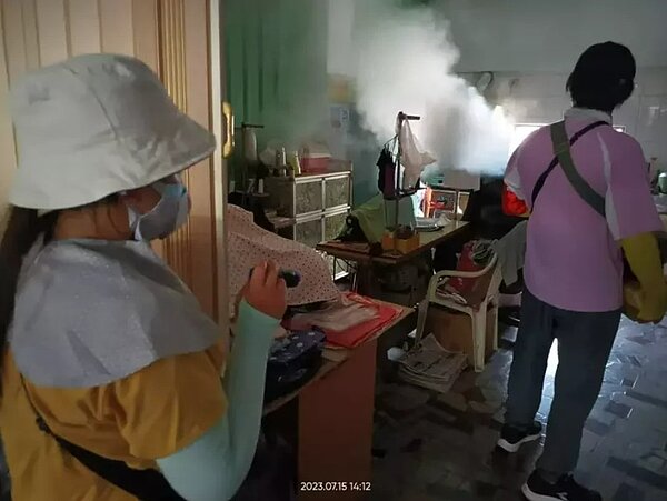 台南市衛生局表示,在確診病例居住地或活動地周遭50公尺範圍內進行緊急戶內化學防治,是避免更多健康的民眾被帶病毒的病媒蚊叮咬進而感染登革熱。圖/衛生局提供