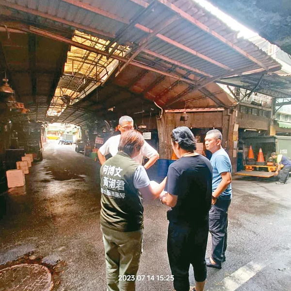 板橋區新興里長羅朝慶多次向市府反映雨遮問題未果,找來新北市議員黃淑君協助。圖/黃淑君提供