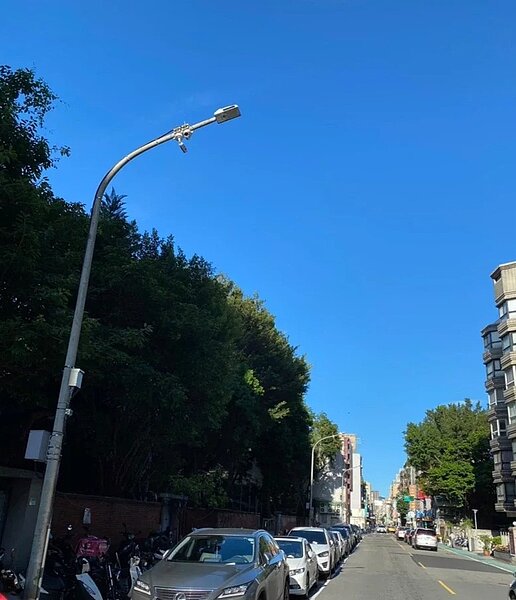 北市潮州街路邊汽車停車格，首次試辦「高位攝影智慧化開單服務」，攝影機就架燈桿上，偵測車輛入停且自動開單。圖／台北市停管處提供
