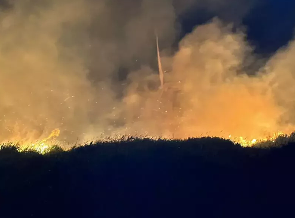 3風力發電機組斷電廟會煙火惹禍！石門火燒山4小時。記者游明煌／翻攝