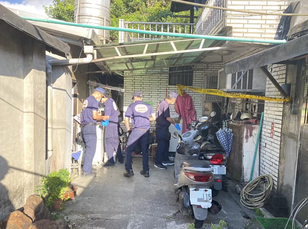 瑞芳易姓七旬老翁昨天一刀刺死午睡彭姓姊夫，鑑識人員到現場採證調查。記者游明煌／翻攝