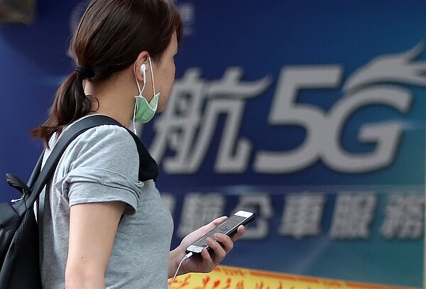 網路是現代民眾生活必備品,民眾手機訊號強度需依靠電信業者布建的基地台。圖/聯合報系資料照片