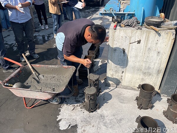 預拌廠認可作業CLSM試拌抗壓強度注模。圖/環境保護局提供