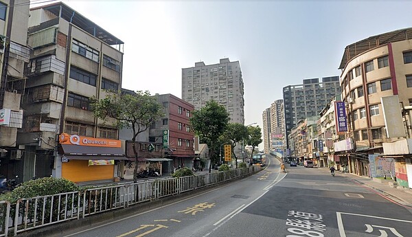 三重公寓850萬要買嗎?「3缺點」全露秒被打槍:一坪50萬好敢開 網友表示,近日房東想出售自己目前在三重的租屋處,因此詢問有無購屋需求。圖非新聞提及之建築物。圖/Google Map
