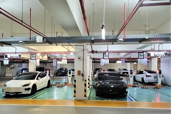 買這樓層沒車位!預售潛規則 專家揭配置:只是說法問題 中央公園地下停車場提供電動車主友善的充電環境,也照顧到一般車主使用車位。圖/台中市政府提供