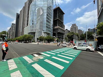 強化7期商圈交通疏導,中市府撤銷惠中路南向外側車道交通錐。圖/台中市交通局提供