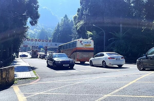 溪頭停車場入口採人工收費、以次計價,造成車流回堵、停車周轉率太低,為此委外改採智慧電子化停車。圖/本報資料照