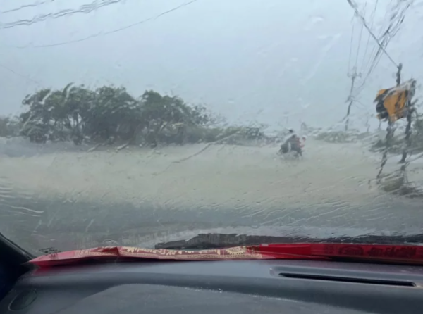 受泰利颱風外圍雲系，午間南市也降下大雨，七股區三股里因地勢低窪，一度出現積水情形。圖／民眾提供