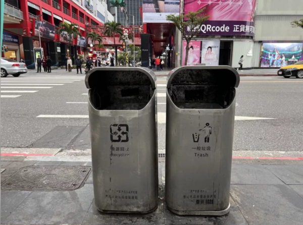 台北市垃圾桶恢復與否，引發各界討論，看法兩極，如垃圾桶多難管理、少又讓民眾不便。圖／聯合報系資料照
