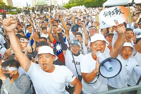 
「公平正義救台灣」活動16日在總統府前凱道舉辦，民眾頂著烈陽聚集，但民進黨總統參選人賴清德未前往。（陳君瑋攝）
