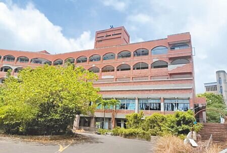 頭份市亞太創意技術學院停招4年多,目前校內已是荒蕪一片。(謝明俊攝)