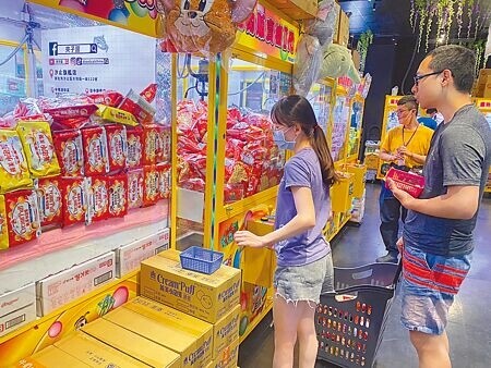 
零食夾娃娃機近來成為一股潮流，天氣炙熱不免讓顧客擔心機台內堆成小山的餅乾、泡麵、鋁箔飲料等是否有食安問題。（高鈞麟攝）
