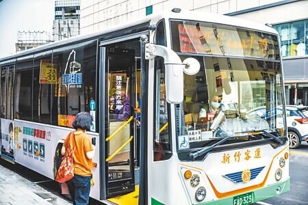 疫情過後,新竹客運載客率並未回升,9月12日起將不續營桃竹竹苗54條公車路線。(羅浚濱攝)