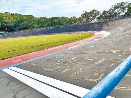 
新竹市立自由車場有45年的歷史，場地老舊破損，賽道凹陷、龜裂，急需維修及改善。（王惠慧攝）
