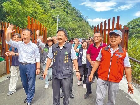 嘉義縣長翁章梁(前排左)打開觀音瀑布園區大門,遊客跟著湧入。(廖素慧攝)