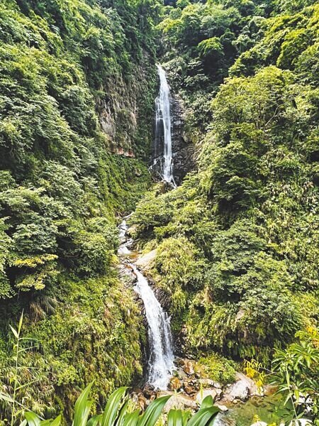 封閉23年的嘉義縣觀音瀑布16日開放,美景重現。(廖素慧攝)