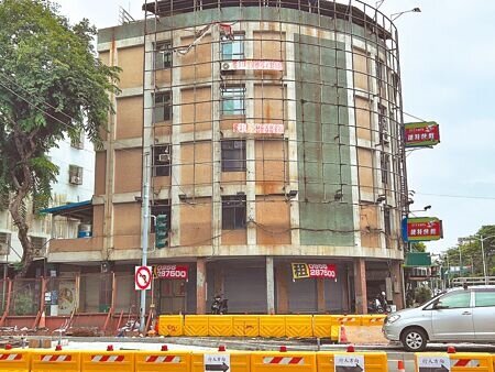 高雄大順路段因輕軌工程導致人潮流失,影響周遭店家經營,沿路不少店家、三角窗店面均貼滿「出租」、「售」等,反應路段生意蕭條。(崔正綱攝)