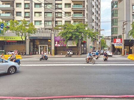 
高雄大順路段因輕軌施工，路口封閉、禁左轉，當地民眾紛紛改走巷子通行，讓狹窄的小巷車流增加，成另類交通隱患。（崔正綱攝）
