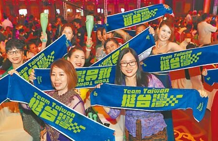 民進黨全國黨代表大會16日在台北圓山大飯店登場,與會人員舉著「挺台灣」毛巾,力挺民進黨總統參選人賴清德。(劉宗龍攝)