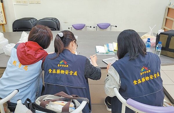 針對有營養午餐業者申請獎勵卻無法提出國產可溯源標準,台中市教育局已加強稽查並已要求學校終止契約,追回全數獎勵補助。(台中市政府提供/馮惠宜台中傳真)