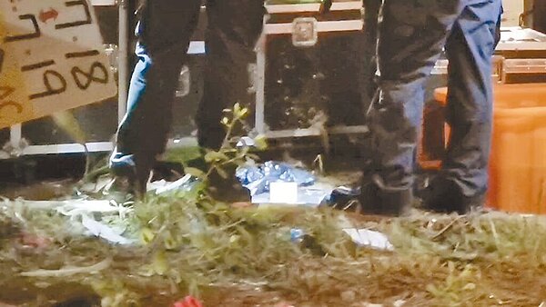 嘉義金虎爺會廟會15日晚間發生爆炸案,警方蒐證發現可疑黑色垃圾袋。(民眾提供/廖素慧嘉市傳真)