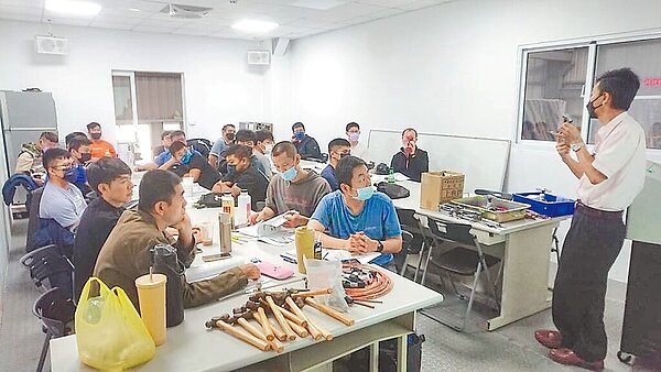 台南市遠東科大近年受少子化影響，生源大減，校方規畫院系轉型。圖為校方輔導日夜間部學生參加證照考試。（遠東科大提供／程炳璋台南傳真）