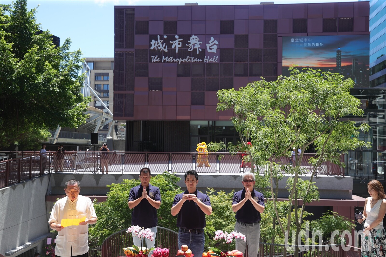 台北城市舞台舉行40週年重新啟用記者會，台北市長蔣萬安（左三）表示，城市舞台有著跨世代台北人喜愛的共同記憶，為提供演出團隊及市民觀眾更加安全、舒適的看戲環境，此次針對許多設備進行更新。記者葉信菉／攝影 