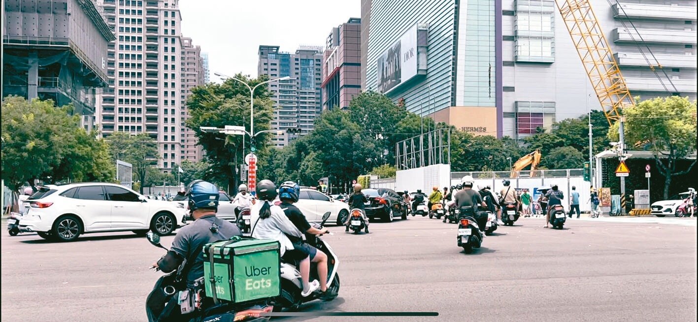 台中市西屯區的百貨公司商圈,假日期間車流打結,搶時間的外送員即使騎機車也不敢進入塞車地雷區。記者陳秋雲/攝影