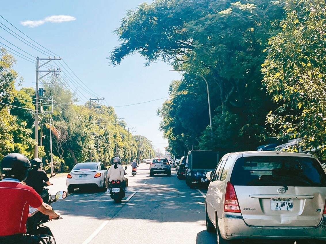 桃園市龍岡龍東路兩側違規停車嚴重，警方告發200多張罰單，車主哀鴻遍野。記者曾增勳／攝影 