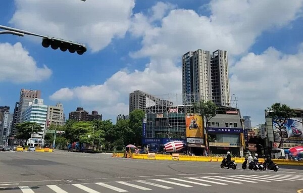 因應輕軌工程,高市中正、大順路口7月18日至8月31日將進行交維改道作業,施工路口限速30公里。圖/高市捷運局提供