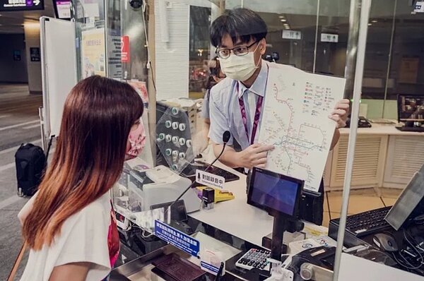 TPASS上路後,桃捷運量暴增,A22老街溪站也預計7月底通車,桃捷宣布將展開今年第2度人才招募,其中站務人員達28人。圖/桃捷提供