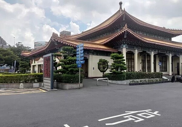 新北市板橋殯儀館啟用至今42年，僅10個禮廳。記者張曼蘋／攝影
