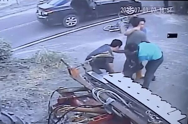 彰化縣警溪湖分局埔鹽分駐所三名員警誤認17歲陳姓高職生為失聯移工，追緝導致陳撞到耕耘機送醫縫17針。圖／民眾提供
