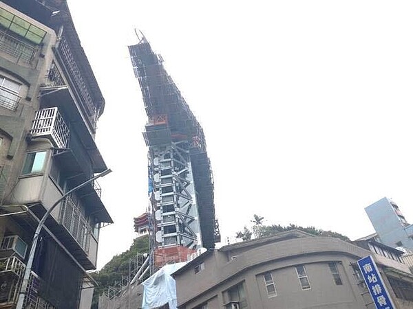 陶朱隱園變身「信義哥吉拉」爆紅 「這角度」拍完美打卡照 網曝「基隆也有一隻」 基隆網友則貼出前市長林右昌任內所興建的「基隆塔」,外觀也酷似哥吉拉。圖/摘自臉書社團「信義三兩事」
