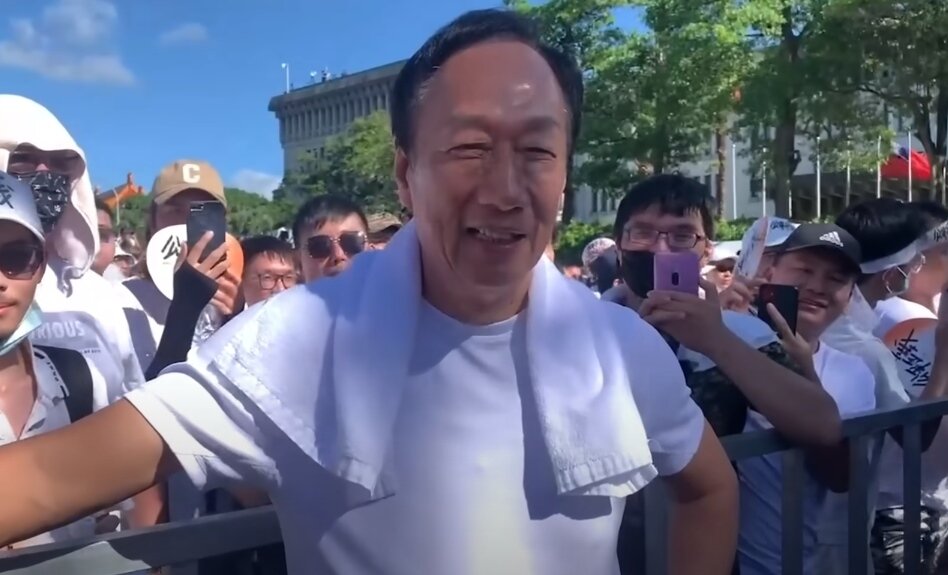 ▼郭台銘說,自己38歲前是無殼蝸牛,盼讓大家能夠買得起房、敢婚敢生。(圖/東森新聞)