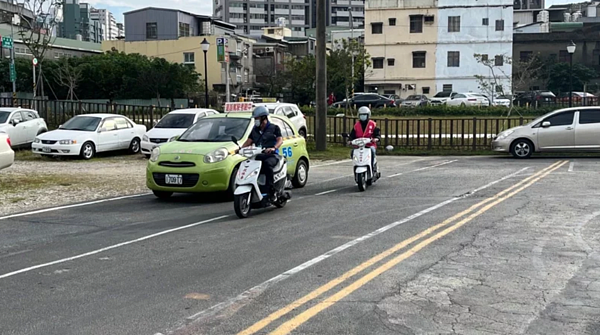 機車騎士路考時，常因未左右擺頭察看、車輪壓管線、未依規定顯示方向燈而被扣分。桃園監理站提醒，交通部今年針對參與機車駕駛訓練民眾補助1300元，可把握機會儘速報名。圖／桃園市交通局提供