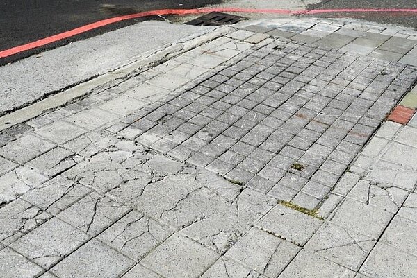 高雄前鎮區中平路人行道已多年未修。圖/里長林浤澤提供