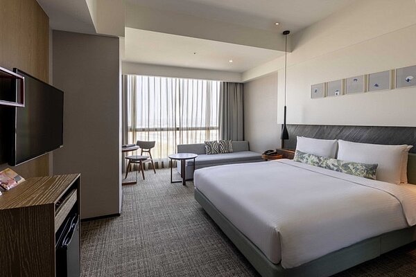 台中市推出「結婚登記套『住』你,台中送你好歸『宿』」活動,只要新人於今年8月1日至10月31日期間在台中市任一戶所辦妥結婚登記,且其中一方設籍台中,將有機會獲贈市值超過1萬4,000元的「嘉義新悅花園酒店豪華禮包」。圖/台中市政府提供