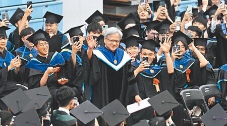 
台灣大學5月27日在綜合體育館舉行111學年度畢業典禮，晶片大廠輝達Nvidia創辦人、執行長黃仁勳（中）應邀出席，畢業生紛紛拿起手機拍照。（本報資料照片）
