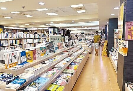 政大書城傳出將在8月31日停業,迄今已營業12年的花蓮店目前正常營業。(羅亦攝)
